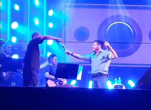 Uma das cenas do que aconteceu durante o show (Foto: Reprodução)